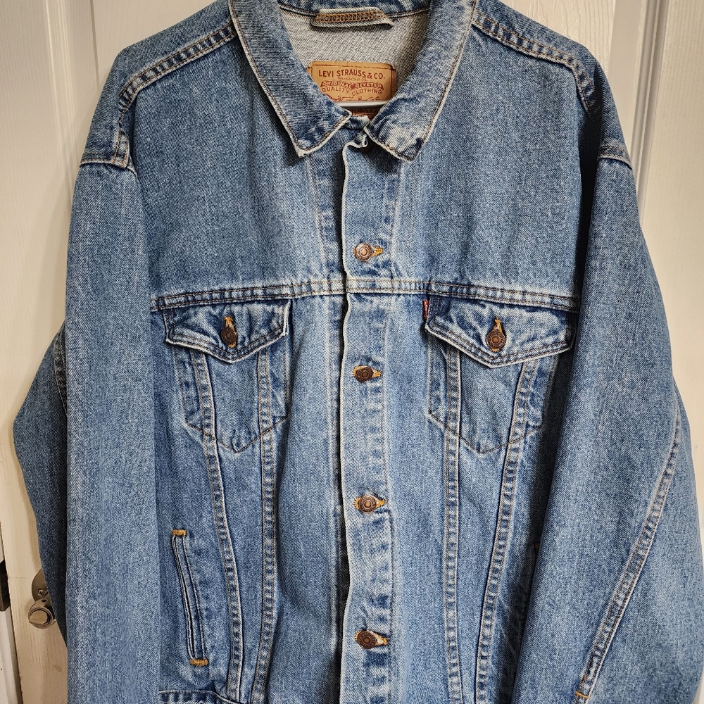 Vintage Levi's Trucker Men Denim Jacket - EUC